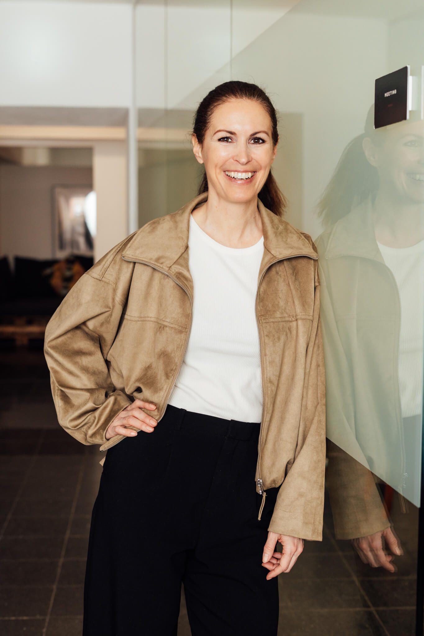 Christine Cottogni lächelnd im legeren Outfit als Soulworkerin bei der Begleitung von Breathwork-Sessions und Retreats