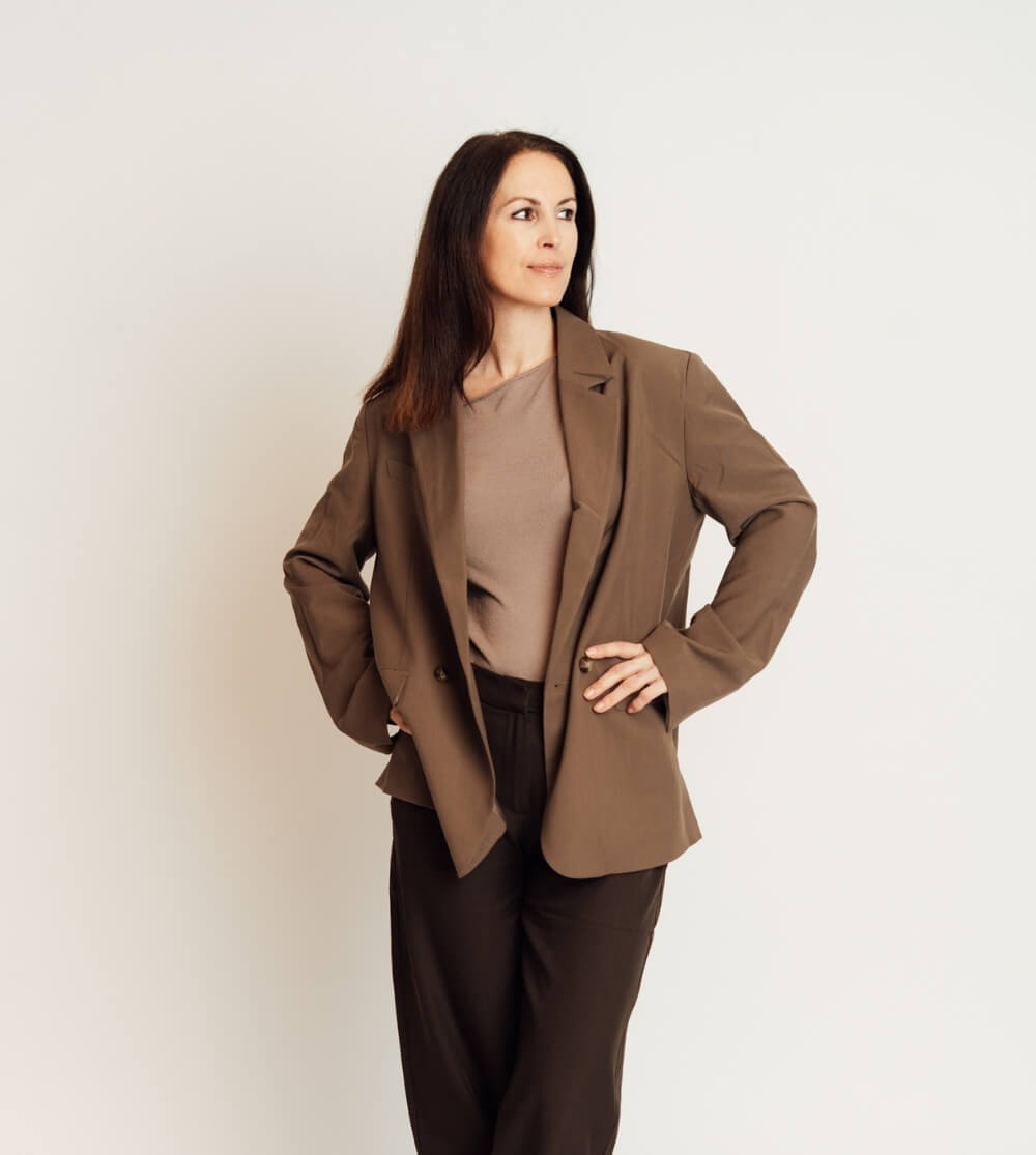 Ganzkörperaufnahme von Christine Cottogni im Business-Outfit – Ansprechpartnerin für Mentaltraining und Nervensystemregulation in Unternehmen und Einzelbegleitung