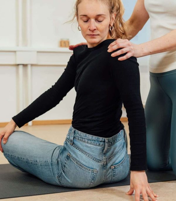 Soulworkerin Christine Cottogni begleitet eine Klientin bei einer körperorientierten Übung zur Förderung von Entspannung, Körperwahrnehmung und Nervensystemregulation.
