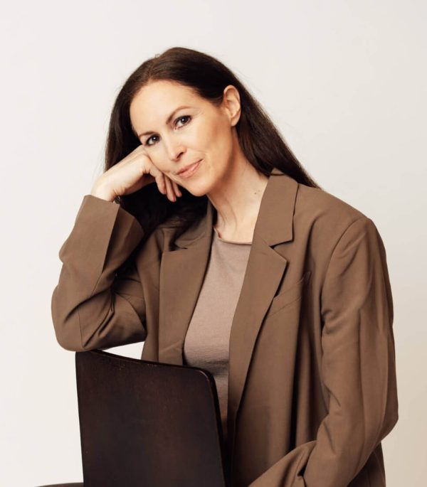 Christine Cottogni - Porträtaufnahme der Soulworkerin auf einem Stuhl