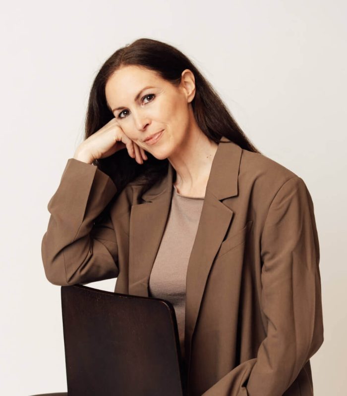 Christine Cottogni - Porträtaufnahme der Soulworkerin auf einem Stuhl