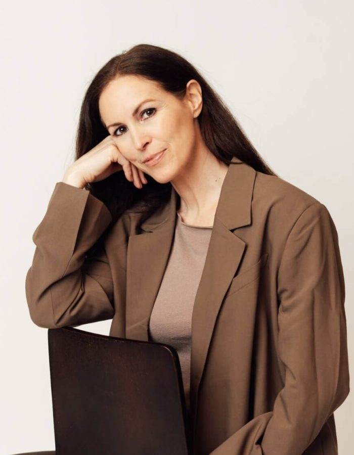 Christine Cottogni - Porträtaufnahme der Soulworkerin auf einem Stuhl