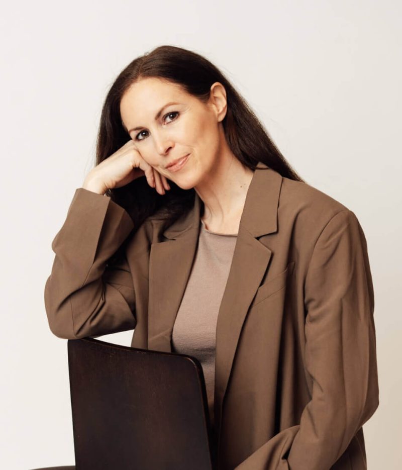 Christine Cottogni - Porträtaufnahme der Soulworkerin auf einem Stuhl